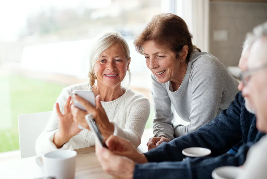 Senioren lernen gemeinsam mit dem Smartphone umzugehen