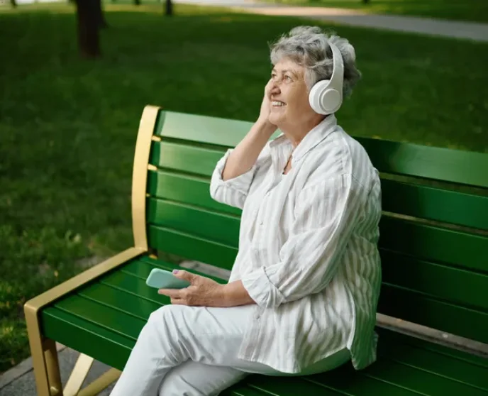Oma freut sich über das Famories-Familienmagazin