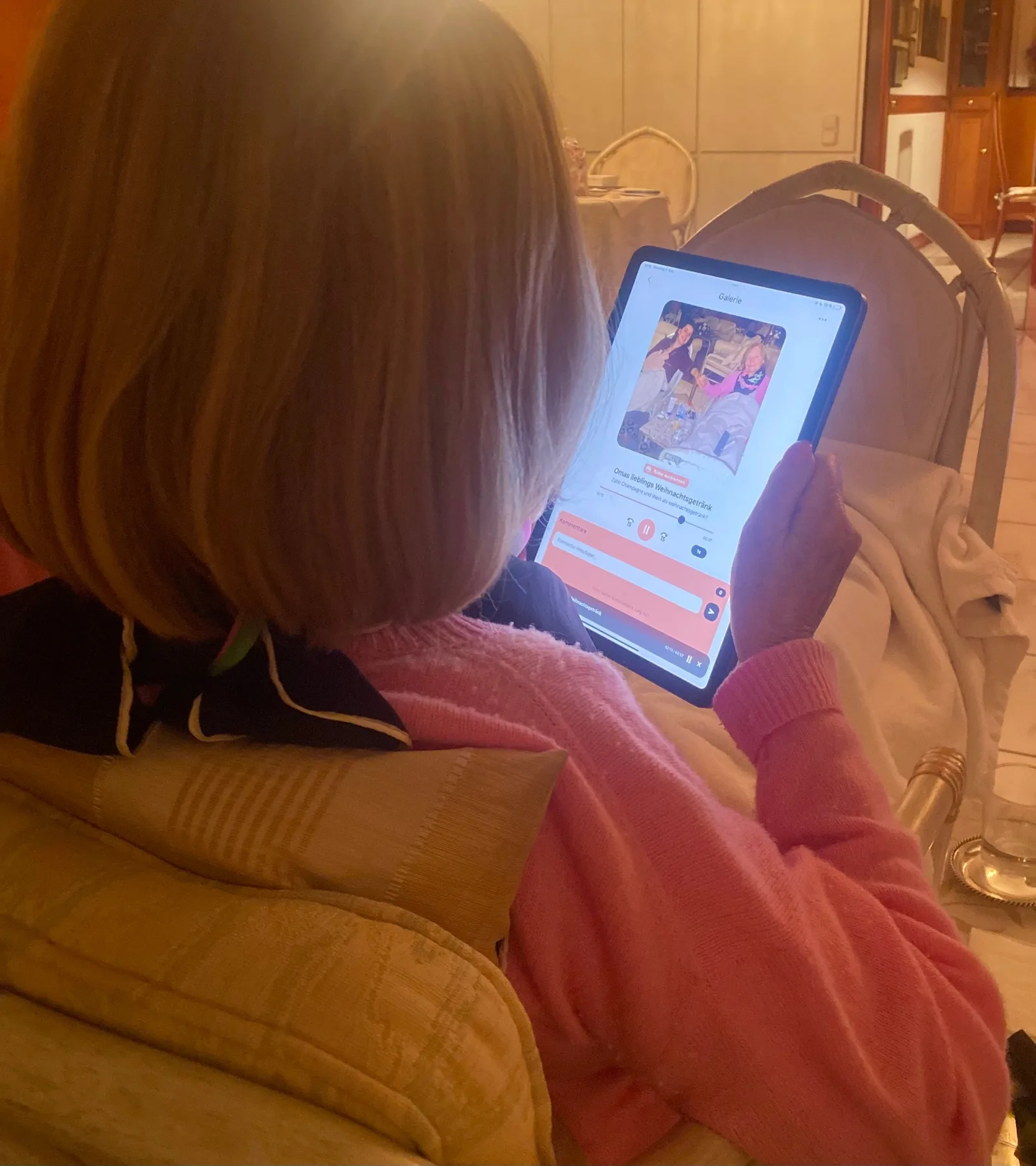 Oma hört Famories auf dem iPad