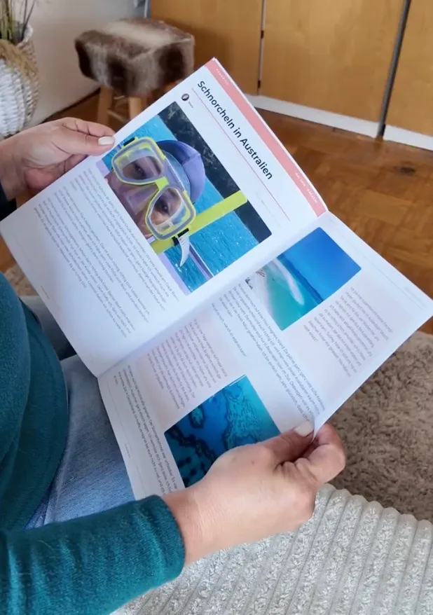 Oma freut sich über das gedruckte Famories-Familienmagazin